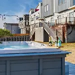 Holiday home Rooftop Skyline Views - Private Hot Tub - Fire Pit *