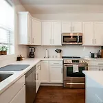 Creative Oasis Minutes To Broadway Rooftop Deck Holiday home *