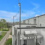 Cowgirl's Hideaway-rooftop Patio- 2 Mi To Broadway Holiday home *