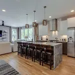 Spacious Close To Belmont Rooftop