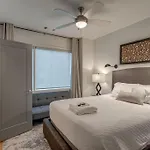 5 Min Uber To Downtown - 2 Car Gargage - Rooftop Holiday home