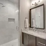 5 Min Uber To Downtown - 2 Car Gargage - Rooftop Holiday home *