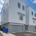 Gorgeous Home-minutes To Lower Broadway Holiday home