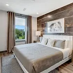 6 Min To Broadway - Gym Rooftop Sleeps 8 Holiday home Nashville