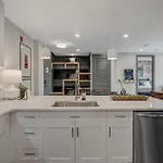 6 Min To Broadway - Gym Rooftop Sleeps 8 *
