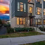 Stunning Private Rooftop Sunset Views Holiday home *