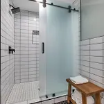 Apartment Hangover Easy 6br By Maddox