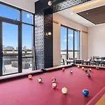 Let Er Buck On Music Row, Mins To Broadway With Pool, Gym, Balcony Nashville