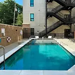 Let Er Buck On Music Row, Mins To Broadway With Pool, Gym, Balcony * Nashville