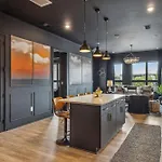 Let Er Buck On Music Row, Mins To Broadway With Pool, Gym, Balcony Nashville