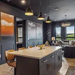 Let Er Buck On Music Row, Mins To Broadway With Pool, Gym, Balcony Nashville