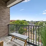 Holiday home Let Er Buck On Music Row, Mins To Broadway With Pool, Gym, Balcony Nashville