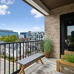 Let Er Buck On Music Row, Mins To Broadway With Pool, Gym, Balcony Holiday home Nashville