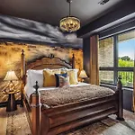 Holiday home Let Er Buck On Music Row, Mins To Broadway With Pool, Gym, Balcony *