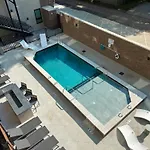 Let Er Buck On Music Row, Mins To Broadway With Pool, Gym, Balcony Holiday home