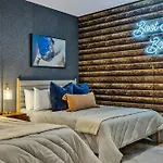 Boots On Broadway In Downtown With Parking, Pool, Gym * Nashville