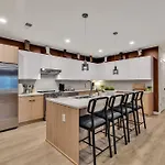 Boots On Broadway In Downtown With Parking, Pool, Gym *