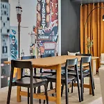 Boots On Broadway In Downtown With Parking, Pool, Gym Apartment *