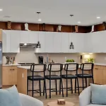 Boots On Broadway In Downtown With Parking, Pool, Gym Apartment Nashville