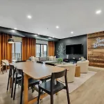 Boots On Broadway In Downtown With Parking, Pool, Gym *
