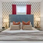 Upscale Townhome 3 Miles To Downtown With 2 Car Garage Holiday home