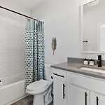 Holiday home Upscale Townhome 3 Miles To Downtown With 2 Car Garage
