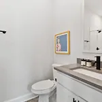 Upscale Townhome 3 Miles To Downtown With 2 Car Garage