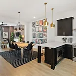 Upscale Townhome 3 Miles To Downtown With 2 Car Garage *