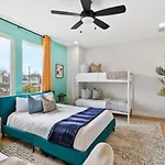 Holiday home Upscale Townhome 3 Miles To Downtown With 2 Car Garage *