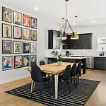 Upscale Townhome 3 Miles To Downtown With 2 Car Garage *