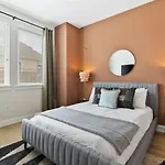 Upscale Townhome 3 Miles To Downtown With 2 Car Garage Holiday home
