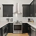 Upscale Townhome 3 Miles To Downtown With 2 Car Garage Holiday home