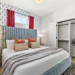 Holiday home Upscale Townhome 3 Miles To Downtown With 2 Car Garage