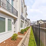 Upscale Townhome 3 Miles To Downtown With 2 Car Garage *