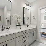 Luxe With Gated Parking Private Balcony And 4 Miles To Downtown Holiday home