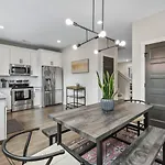Luxe With Gated Parking Private Balcony And 4 Miles To Downtown Holiday home Nashville