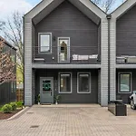Luxe With Gated Parking Private Balcony And 4 Miles To Downtown Nashville