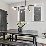 Luxe With Gated Parking Private Balcony And 4 Miles To Downtown Holiday home *