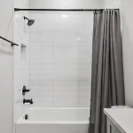 Luxe With Gated Parking Private Balcony And 4 Miles To Downtown *