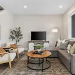 Luxe With Gated Parking Private Balcony And 4 Miles To Downtown