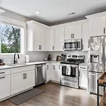 Luxe With Gated Parking Private Balcony And 4 Miles To Downtown Holiday home