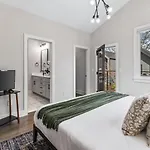 Holiday home Luxe With Gated Parking Private Balcony And 4 Miles To Downtown