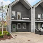 Luxe With Gated Parking Private Balcony And 4 Miles To Downtown Holiday home