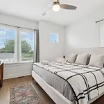Modern 3-story Townhome W Rooftop & Views Holiday home Nashville