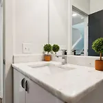 Modern 3-story Townhome W Rooftop & Views Holiday home Nashville