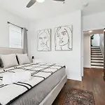 Holiday home Modern 3-story Townhome W Rooftop & Views *