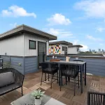 Modern 3-story Townhome W Rooftop & Views *