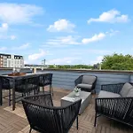 Modern 3-story Townhome W Rooftop & Views *