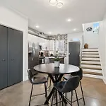 Holiday home Modern 3-story Townhome W Rooftop & Views *