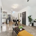 Modern 3-story Townhome W Rooftop & Views Holiday home Nashville